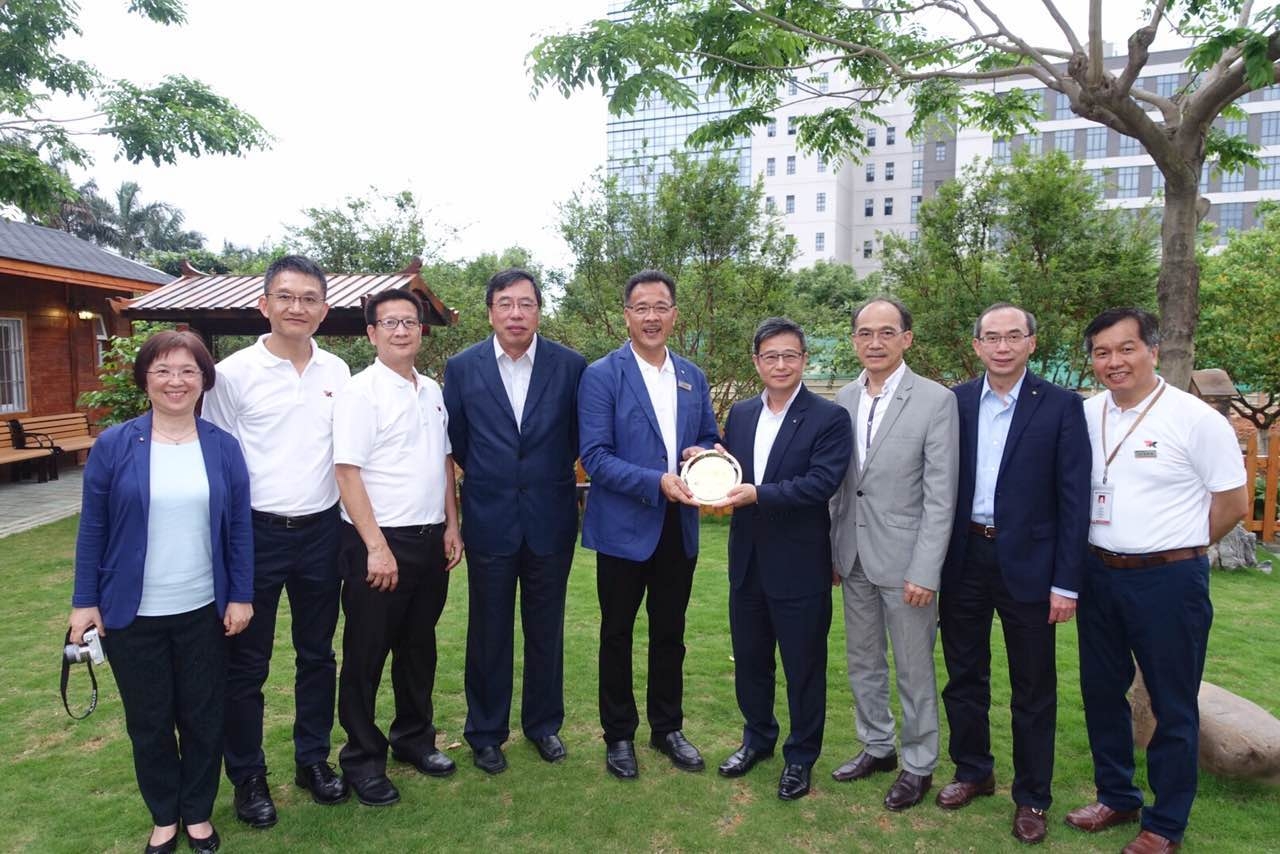 20160418008工总主席郑文聪教授致送纪念品给东江集团主席李沛良先生