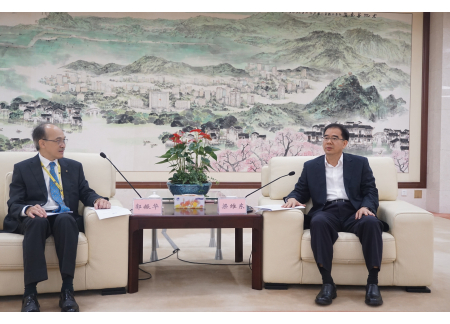 1梁維東市長(右)與郭振華主席交流