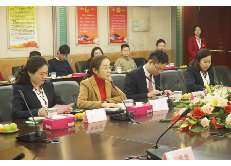 3完美(中國)有限公司總經理趙建紅(左二)介紹情況
