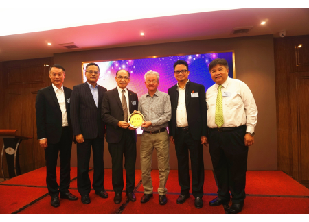 2致送紀念品給完美公司古潤金董事長(右三)