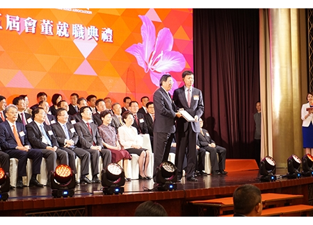 梁君彥主席為香港中國企業協會會董頒發證書
