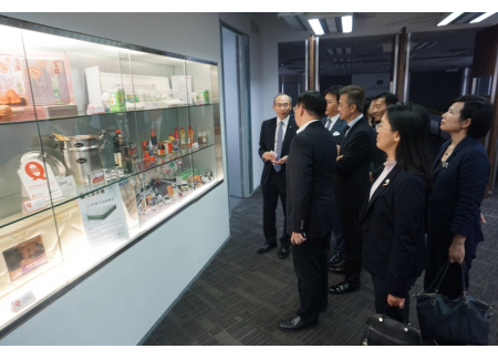 參觀展覽廳_re