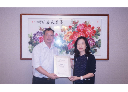 莫国栋主席授执委证书予吴慧君女士