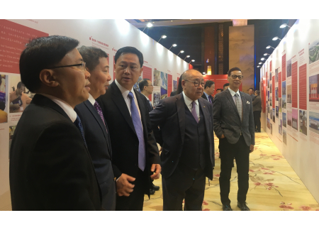 181113-ZH-参观广东省利用外资成果图片展