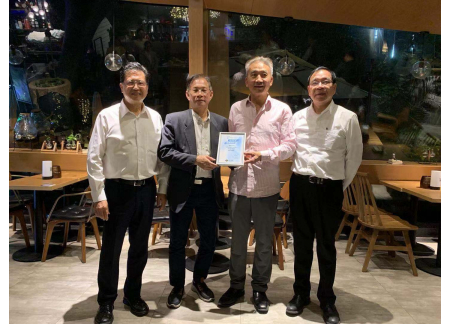為鄭志光先生頒發證書