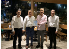 為羅衍瑩先生頒發證書