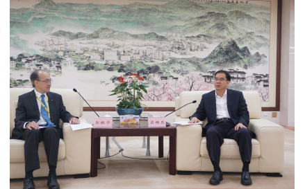 1梁維東市長（右）與郭振華主席交流
