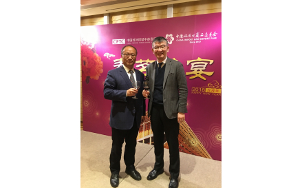 1賀良梅副主席與中聯辦經濟部副部長劉亞軍合照